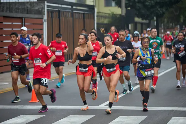 42 kilometrelik tutku, dayanıklılık ve şehir ruhu. Lima Maratonu 42K, dünyanın dört bir yanından gelen koşucuları bir araya getirdi..