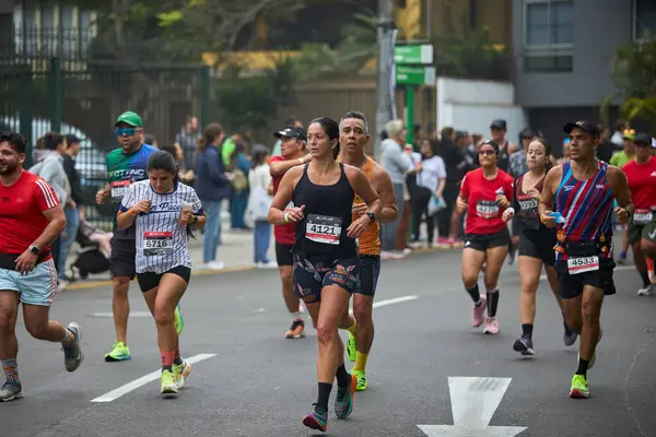 42 kilometrelik tutku, dayanıklılık ve şehir ruhu. Lima Maratonu 42K, dünyanın dört bir yanından gelen koşucuları bir araya getirdi..