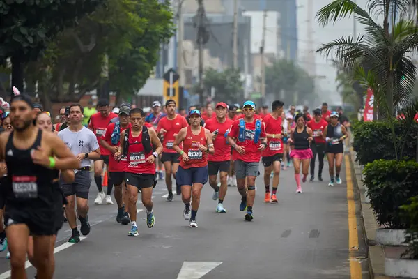 42 kilometrelik tutku, dayanıklılık ve şehir ruhu. Lima Maratonu 42K, dünyanın dört bir yanından gelen koşucuları bir araya getirdi..
