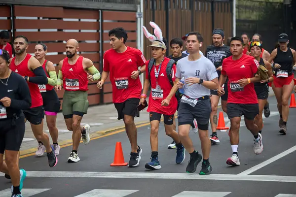 42 kilometrelik tutku, dayanıklılık ve şehir ruhu. Lima Maratonu 42K, dünyanın dört bir yanından gelen koşucuları bir araya getirdi..