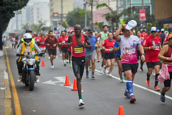 42 kilometrelik tutku, dayanıklılık ve şehir ruhu. Lima Maratonu 42K, dünyanın dört bir yanından gelen koşucuları bir araya getirdi..