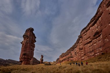 Punodaki nefes kesen Tinajani Kanyonu 'nda doğa güzelliği ve yükselen kaya oluşumları bizi suskun bırakıyor. Buradaki her adım zamanda yolculuk gibi geliyor..