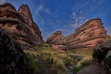 Punodaki nefes kesen Tinajani Kanyonu 'nda doğa güzelliği ve yükselen kaya oluşumları bizi suskun bırakıyor. Buradaki her adım zamanda yolculuk gibi geliyor..