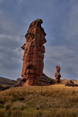 Penguen Kanyonu 'ndaki nefes kesici Tinajani Kanyonu' nu keşfetmek doğanın saf güzelliği ve yükselen kaya oluşumları bizi suskun bırakıyor. Buradaki her adım zamanda yolculuk gibi geliyor. Puno Peru