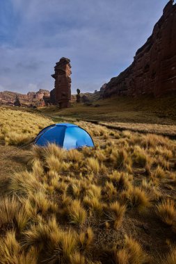Penguen Kanyonu 'ndaki nefes kesici Tinajani Kanyonu' nu keşfetmek doğanın saf güzelliği ve yükselen kaya oluşumları bizi suskun bırakıyor. Buradaki her adım zamanda yolculuk gibi geliyor. Puno Peru