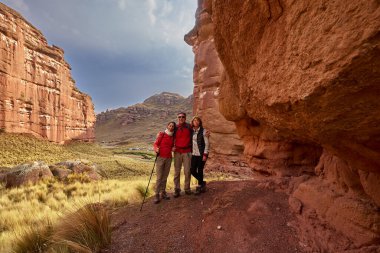 Penguen Kanyonu 'ndaki nefes kesici Tinajani Kanyonu' nu keşfetmek doğanın saf güzelliği ve yükselen kaya oluşumları bizi suskun bırakıyor. Buradaki her adım zamanda yolculuk gibi geliyor. Puno Peru