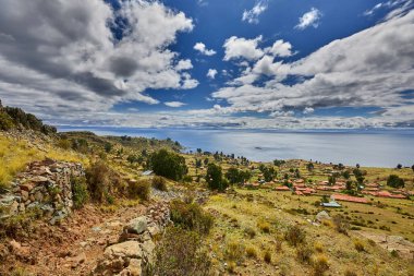 Amantan Adası 'nın kadim izleri Andean geleneğinin sessiz gücünü gözler önüne seriyor. Her bir taş yüzyılın tarihini ve Titicaca Gölü' yle olan bağlantısını yansıtıyor.