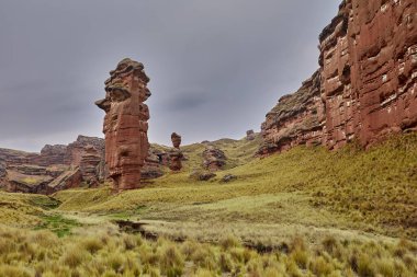 Penguen Kanyonu 'ndaki nefes kesici Tinajani Kanyonu' nu keşfetmek doğanın saf güzelliği ve yükselen kaya oluşumları bizi suskun bırakıyor. Buradaki her adım zamanda yolculuk gibi geliyor. Puno Peru