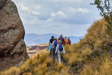 Penguen Kanyonu 'ndaki nefes kesici Tinajani Kanyonu' nu keşfetmek doğanın saf güzelliği ve yükselen kaya oluşumları bizi suskun bırakıyor. Buradaki her adım zamanda yolculuk gibi geliyor. Puno Peru