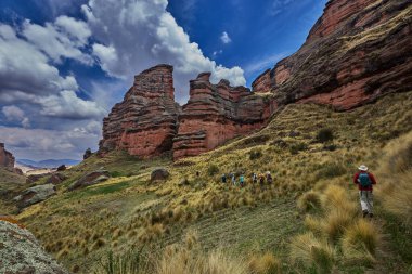 Penguen Kanyonu 'ndaki nefes kesici Tinajani Kanyonu' nu keşfetmek doğanın saf güzelliği ve yükselen kaya oluşumları bizi suskun bırakıyor. Buradaki her adım zamanda yolculuk gibi geliyor. Puno Peru