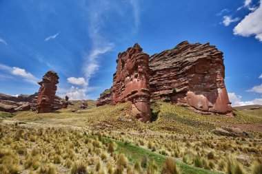 Penguen Kanyonu 'ndaki nefes kesici Tinajani Kanyonu' nu keşfetmek doğanın saf güzelliği ve yükselen kaya oluşumları bizi suskun bırakıyor. Buradaki her adım zamanda yolculuk gibi geliyor. Puno Peru