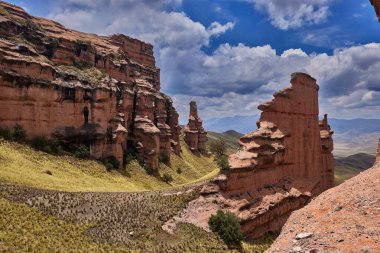 Penguen Kanyonu 'ndaki nefes kesici Tinajani Kanyonu' nu keşfetmek doğanın saf güzelliği ve yükselen kaya oluşumları bizi suskun bırakıyor. Buradaki her adım zamanda yolculuk gibi geliyor. Puno Peru