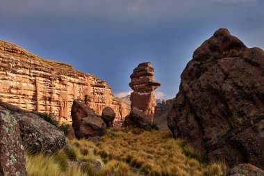 Penguen Kanyonu 'ndaki nefes kesici Tinajani Kanyonu' nu keşfetmek doğanın saf güzelliği ve yükselen kaya oluşumları bizi suskun bırakıyor. Buradaki her adım zamanda yolculuk gibi geliyor. Puno Peru