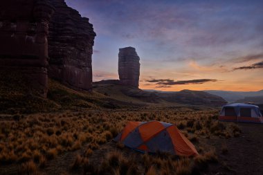 Penguen Kanyonu 'ndaki nefes kesici Tinajani Kanyonu' nu keşfetmek doğanın saf güzelliği ve yükselen kaya oluşumları bizi suskun bırakıyor. Buradaki her adım zamanda yolculuk gibi geliyor. Puno Peru