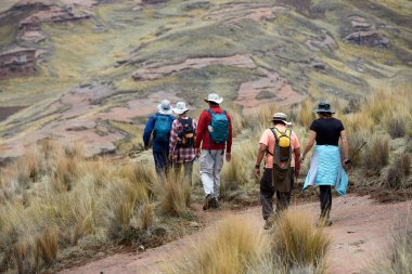 Penguen Kanyonu 'ndaki nefes kesici Tinajani Kanyonu' nu keşfetmek doğanın saf güzelliği ve yükselen kaya oluşumları bizi suskun bırakıyor. Buradaki her adım zamanda yolculuk gibi geliyor. Puno Peru