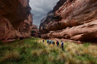 Penguen Kanyonu 'ndaki nefes kesici Tinajani Kanyonu' nu keşfetmek doğanın saf güzelliği ve yükselen kaya oluşumları bizi suskun bırakıyor. Buradaki her adım zamanda yolculuk gibi geliyor. Puno Peru