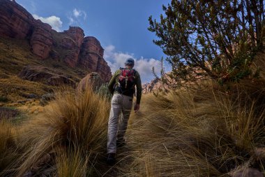 Penguen Kanyonu 'ndaki nefes kesici Tinajani Kanyonu' nu keşfetmek doğanın saf güzelliği ve yükselen kaya oluşumları bizi suskun bırakıyor. Buradaki her adım zamanda yolculuk gibi geliyor. Puno Peru
