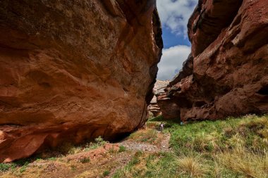 Penguen Kanyonu 'ndaki nefes kesici Tinajani Kanyonu' nu keşfetmek doğanın saf güzelliği ve yükselen kaya oluşumları bizi suskun bırakıyor. Buradaki her adım zamanda yolculuk gibi geliyor. Puno Peru