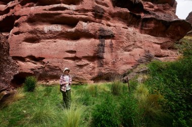 Penguen Kanyonu 'ndaki nefes kesici Tinajani Kanyonu' nu keşfetmek doğanın saf güzelliği ve yükselen kaya oluşumları bizi suskun bırakıyor. Buradaki her adım zamanda yolculuk gibi geliyor. Puno Peru