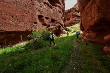 Penguen Kanyonu 'ndaki nefes kesici Tinajani Kanyonu' nu keşfetmek doğanın saf güzelliği ve yükselen kaya oluşumları bizi suskun bırakıyor. Buradaki her adım zamanda yolculuk gibi geliyor. Puno Peru