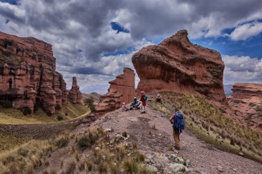 Penguen Kanyonu 'ndaki nefes kesici Tinajani Kanyonu' nu keşfetmek doğanın saf güzelliği ve yükselen kaya oluşumları bizi suskun bırakıyor. Buradaki her adım zamanda yolculuk gibi geliyor. Puno Peru