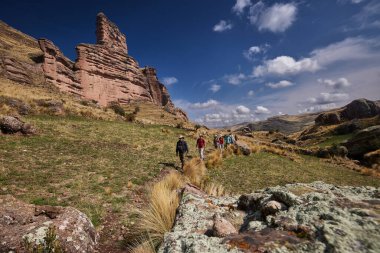 Penguen Kanyonu 'ndaki nefes kesici Tinajani Kanyonu' nu keşfetmek doğanın saf güzelliği ve yükselen kaya oluşumları bizi suskun bırakıyor. Buradaki her adım zamanda yolculuk gibi geliyor. Puno Peru