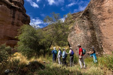 Penguen Kanyonu 'ndaki nefes kesici Tinajani Kanyonu' nu keşfetmek doğanın saf güzelliği ve yükselen kaya oluşumları bizi suskun bırakıyor. Buradaki her adım zamanda yolculuk gibi geliyor. Puno Peru