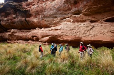 Penguen Kanyonu 'ndaki nefes kesici Tinajani Kanyonu' nu keşfetmek doğanın saf güzelliği ve yükselen kaya oluşumları bizi suskun bırakıyor. Buradaki her adım zamanda yolculuk gibi geliyor. Puno Peru