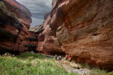 Penguen Kanyonu 'ndaki nefes kesici Tinajani Kanyonu' nu keşfetmek doğanın saf güzelliği ve yükselen kaya oluşumları bizi suskun bırakıyor. Buradaki her adım zamanda yolculuk gibi geliyor. Puno Peru