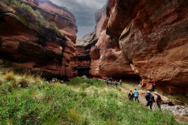 Penguen Kanyonu 'ndaki nefes kesici Tinajani Kanyonu' nu keşfetmek doğanın saf güzelliği ve yükselen kaya oluşumları bizi suskun bırakıyor. Buradaki her adım zamanda yolculuk gibi geliyor. Puno Peru