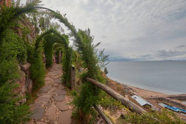 Capachica Yarımadası 'nda, çiçeklerin sıcacık göl kenarındaki bir evi ve taş bankları kucakladığı huzurlu bir köşe sizi Titicaca Gölü' nün muazzam güzelliğini durup takdir etmeye davet ediyor. Puno Peru