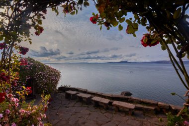 Capachica Yarımadası 'nda, çiçeklerin sıcacık göl kenarındaki bir evi ve taş bankları kucakladığı huzurlu bir köşe sizi Titicaca Gölü' nün muazzam güzelliğini durup takdir etmeye davet ediyor. Puno Peru