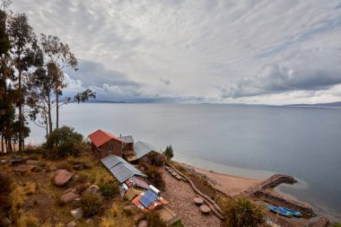 Capachica Yarımadası 'nda, çiçeklerin sıcacık göl kenarındaki bir evi ve taş bankları kucakladığı huzurlu bir köşe sizi Titicaca Gölü' nün muazzam güzelliğini durup takdir etmeye davet ediyor. Puno Peru