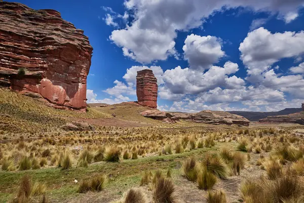 Penguen Kanyonu 'ndaki nefes kesici Tinajani Kanyonu' nu keşfetmek doğanın saf güzelliği ve yükselen kaya oluşumları bizi suskun bırakıyor. Buradaki her adım zamanda yolculuk gibi geliyor. Puno Peru