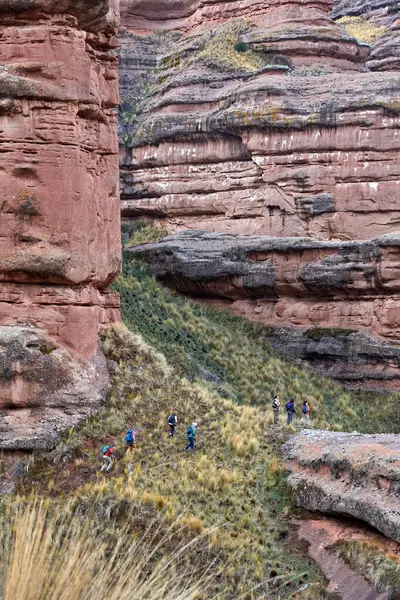 Penguen Kanyonu 'ndaki nefes kesici Tinajani Kanyonu' nu keşfetmek doğanın saf güzelliği ve yükselen kaya oluşumları bizi suskun bırakıyor. Buradaki her adım zamanda yolculuk gibi geliyor. Puno Peru