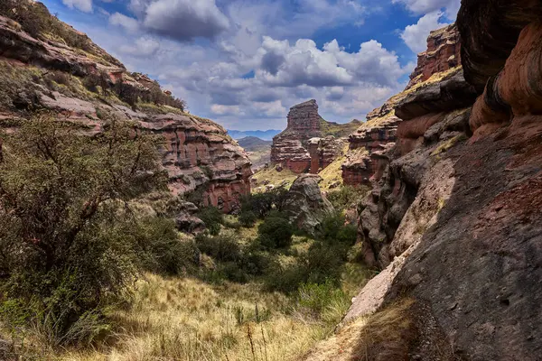 Penguen Kanyonu 'ndaki nefes kesici Tinajani Kanyonu' nu keşfetmek doğanın saf güzelliği ve yükselen kaya oluşumları bizi suskun bırakıyor. Buradaki her adım zamanda yolculuk gibi geliyor. Puno Peru