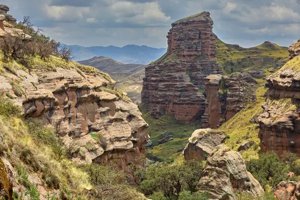 Penguen Kanyonu 'ndaki nefes kesici Tinajani Kanyonu' nu keşfetmek doğanın saf güzelliği ve yükselen kaya oluşumları bizi suskun bırakıyor. Buradaki her adım zamanda yolculuk gibi geliyor. Puno Peru