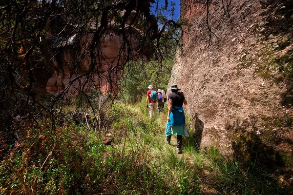 Penguen Kanyonu 'ndaki nefes kesici Tinajani Kanyonu' nu keşfetmek doğanın saf güzelliği ve yükselen kaya oluşumları bizi suskun bırakıyor. Buradaki her adım zamanda yolculuk gibi geliyor. Puno Peru