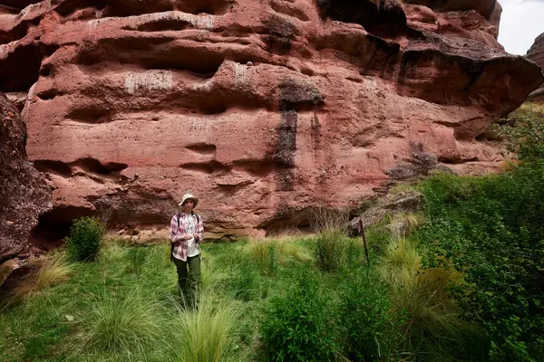 Penguen Kanyonu 'ndaki nefes kesici Tinajani Kanyonu' nu keşfetmek doğanın saf güzelliği ve yükselen kaya oluşumları bizi suskun bırakıyor. Buradaki her adım zamanda yolculuk gibi geliyor. Puno Peru