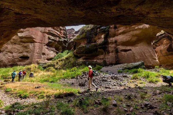 Penguen Kanyonu 'ndaki nefes kesici Tinajani Kanyonu' nu keşfetmek doğanın saf güzelliği ve yükselen kaya oluşumları bizi suskun bırakıyor. Buradaki her adım zamanda yolculuk gibi geliyor. Puno Peru