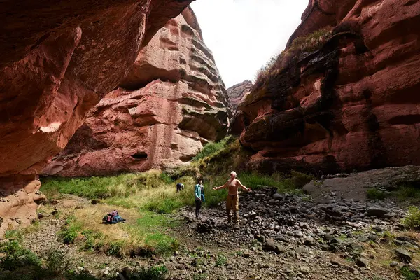 Penguen Kanyonu 'ndaki nefes kesici Tinajani Kanyonu' nu keşfetmek doğanın saf güzelliği ve yükselen kaya oluşumları bizi suskun bırakıyor. Buradaki her adım zamanda yolculuk gibi geliyor. Puno Peru