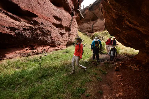 Penguen Kanyonu 'ndaki nefes kesici Tinajani Kanyonu' nu keşfetmek doğanın saf güzelliği ve yükselen kaya oluşumları bizi suskun bırakıyor. Buradaki her adım zamanda yolculuk gibi geliyor. Puno Peru