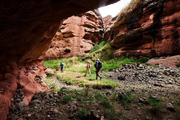Penguen Kanyonu 'ndaki nefes kesici Tinajani Kanyonu' nu keşfetmek doğanın saf güzelliği ve yükselen kaya oluşumları bizi suskun bırakıyor. Buradaki her adım zamanda yolculuk gibi geliyor. Puno Peru
