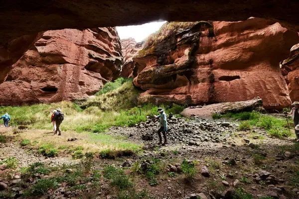 Penguen Kanyonu 'ndaki nefes kesici Tinajani Kanyonu' nu keşfetmek doğanın saf güzelliği ve yükselen kaya oluşumları bizi suskun bırakıyor. Buradaki her adım zamanda yolculuk gibi geliyor. Puno Peru