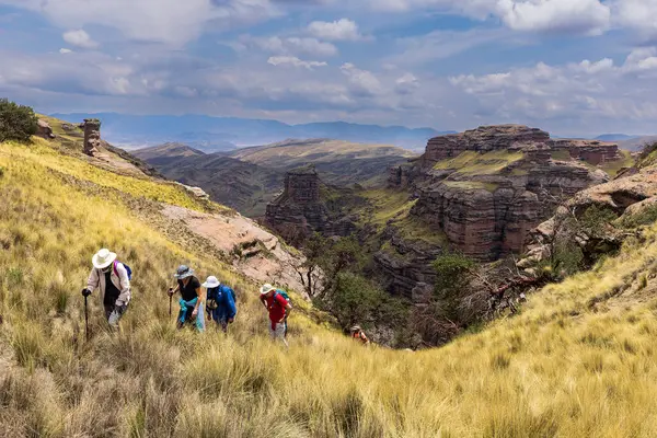 Penguen Kanyonu 'ndaki nefes kesici Tinajani Kanyonu' nu keşfetmek doğanın saf güzelliği ve yükselen kaya oluşumları bizi suskun bırakıyor. Buradaki her adım zamanda yolculuk gibi geliyor. Puno Peru