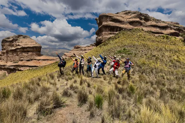 Penguen Kanyonu 'ndaki nefes kesici Tinajani Kanyonu' nu keşfetmek doğanın saf güzelliği ve yükselen kaya oluşumları bizi suskun bırakıyor. Buradaki her adım zamanda yolculuk gibi geliyor. Puno Peru
