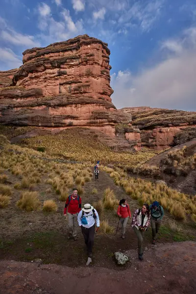 Penguen Kanyonu 'ndaki nefes kesici Tinajani Kanyonu' nu keşfetmek doğanın saf güzelliği ve yükselen kaya oluşumları bizi suskun bırakıyor. Buradaki her adım zamanda yolculuk gibi geliyor. Puno Peru