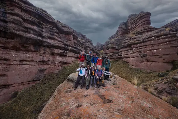 Penguen Kanyonu 'ndaki nefes kesici Tinajani Kanyonu' nu keşfetmek doğanın saf güzelliği ve yükselen kaya oluşumları bizi suskun bırakıyor. Buradaki her adım zamanda yolculuk gibi geliyor. Puno Peru