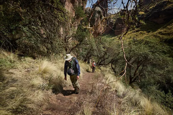 Penguen Kanyonu 'ndaki nefes kesici Tinajani Kanyonu' nu keşfetmek doğanın saf güzelliği ve yükselen kaya oluşumları bizi suskun bırakıyor. Buradaki her adım zamanda yolculuk gibi geliyor. Puno Peru