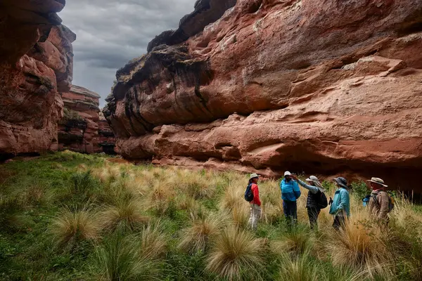 Penguen Kanyonu 'ndaki nefes kesici Tinajani Kanyonu' nu keşfetmek doğanın saf güzelliği ve yükselen kaya oluşumları bizi suskun bırakıyor. Buradaki her adım zamanda yolculuk gibi geliyor. Puno Peru